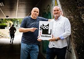 Los impulsores del festival de novela negra Jesús María Sáez y Alberto Gredilla, con la mascota, el gato Poe.