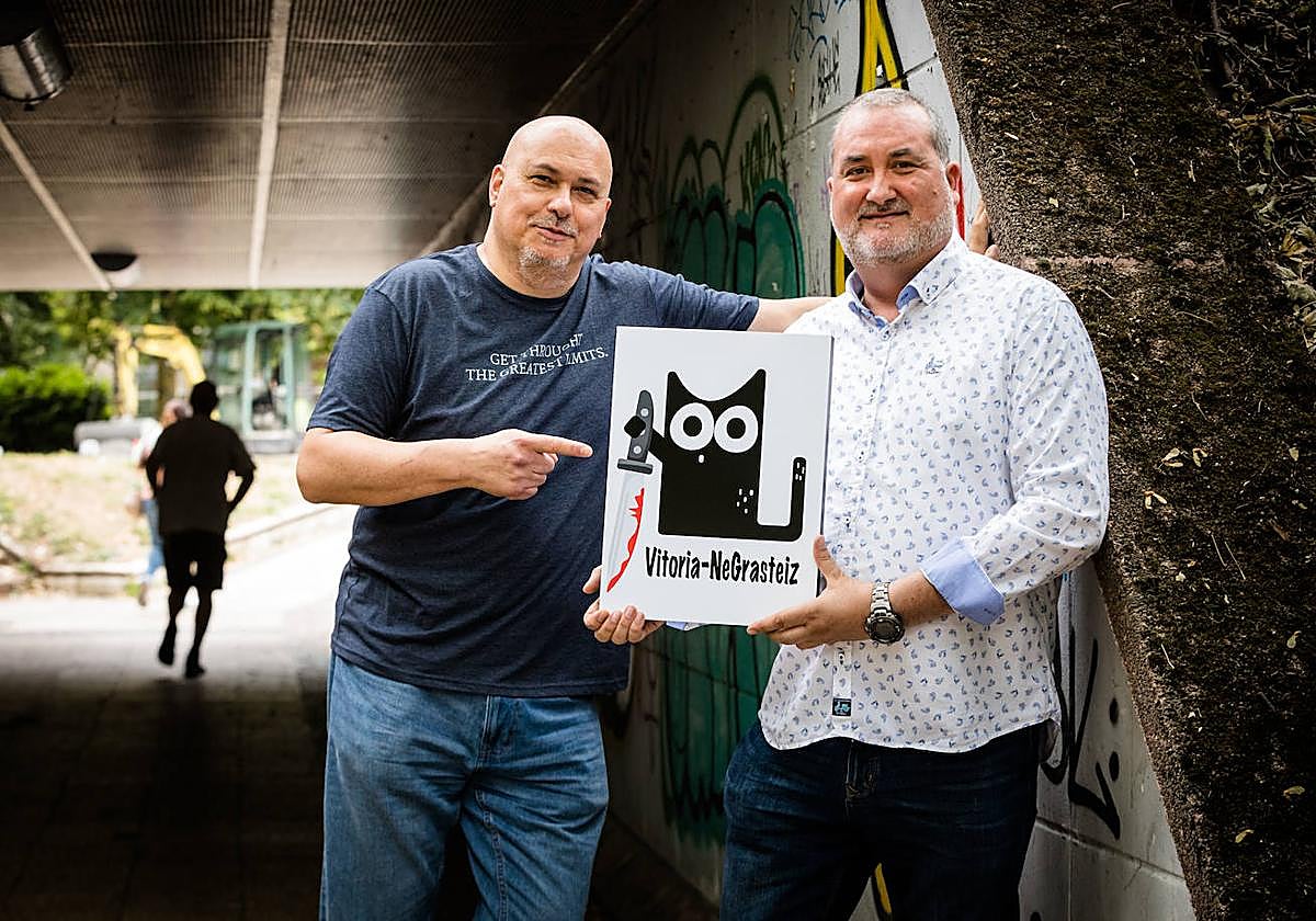 Los impulsores del festival de novela negra Jesús María Sáez y Alberto Gredilla, con la mascota, el gato Poe.