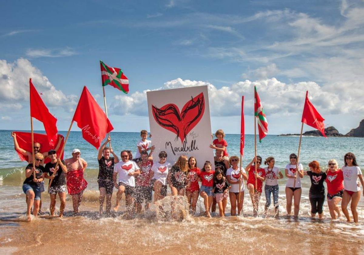 Vecinos y artistas que participan en el festival Marabilli que inundará Ondarroa.