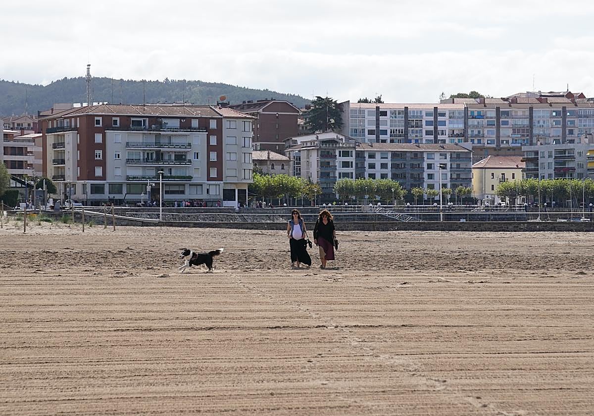 Paseantes en Plentzia hoy tras conocer la nueva medida del Ayuntamiento de la villa que afecta a segundas residencias sin personas empadronadas.
