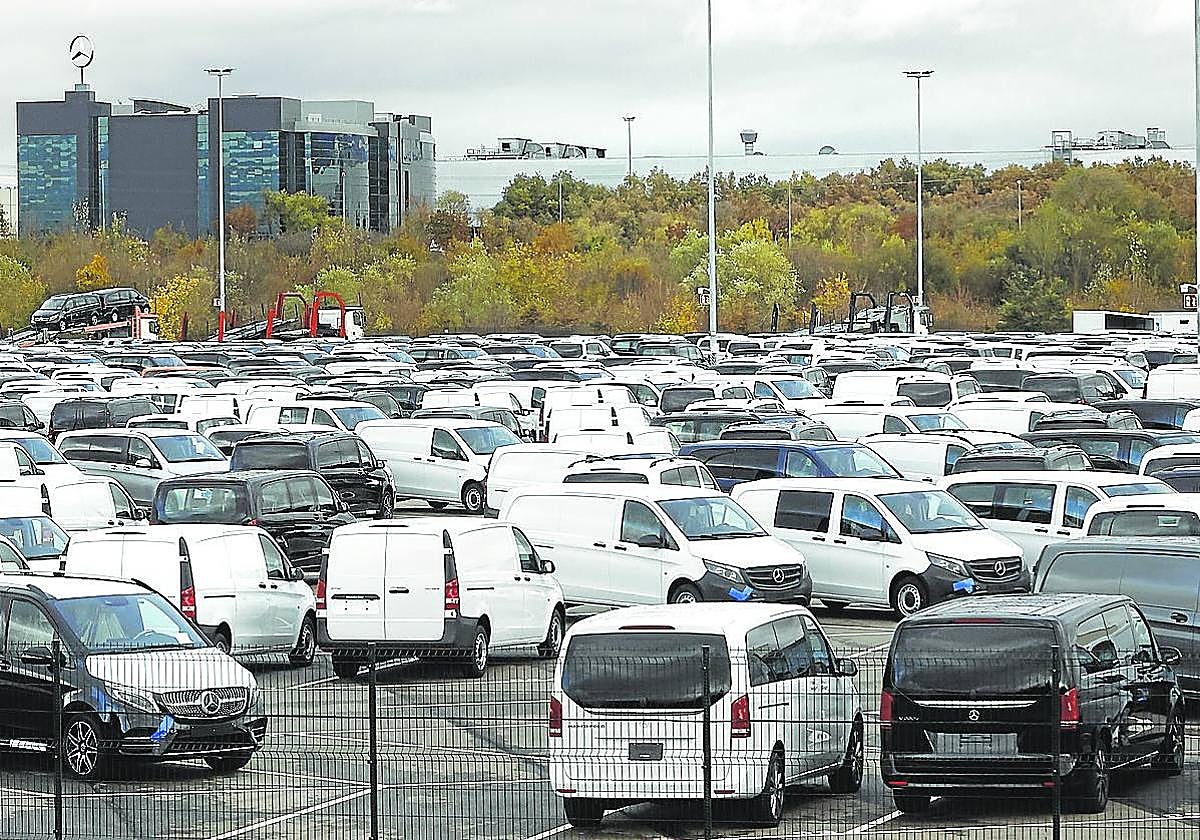 Furgonetas de Mercedes aparcadas en las instalaciones de la empresa en Los Huetos.