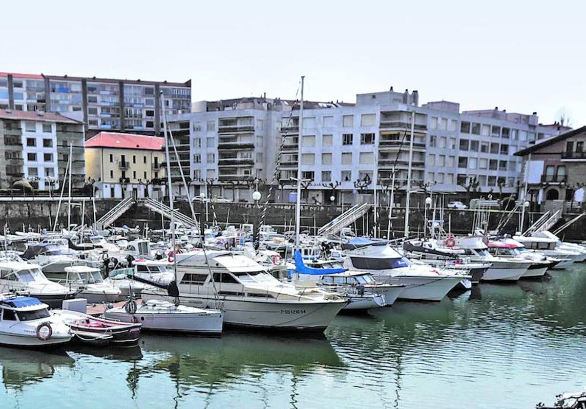 Vista del puerto de Plentzia, rodeado de edificios residenciales.