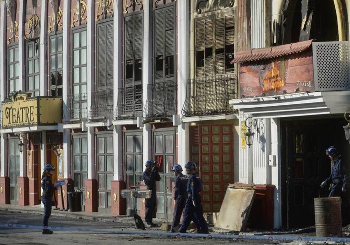 Agentes de la Policía Científica, ayer, a la entrada de Fonda Milagros.