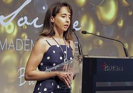 Esther Blanco en el momento de recoger el premio.