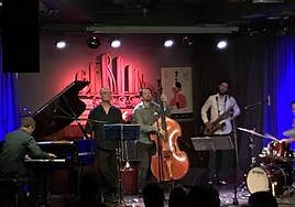 El contrabajista Pablo Martín Caminero, al frente de su quinteto.