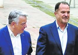 Javier de Andrés y Carlos Iturgaiz, durante un acto de campaña para las generales de julio.