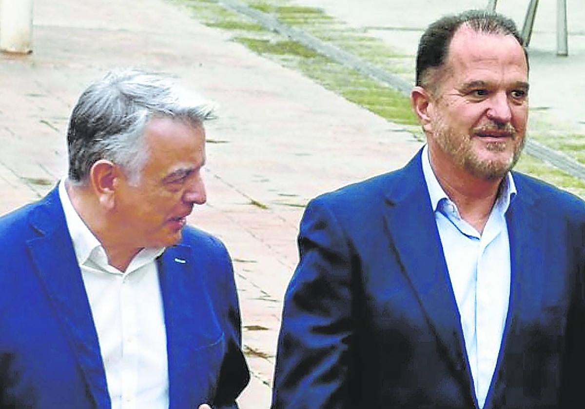 Javier de Andrés y Carlos Iturgaiz, durante un acto de campaña para las generales de julio.