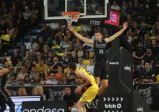 Rabaseda trata de frenar a Shermadini.