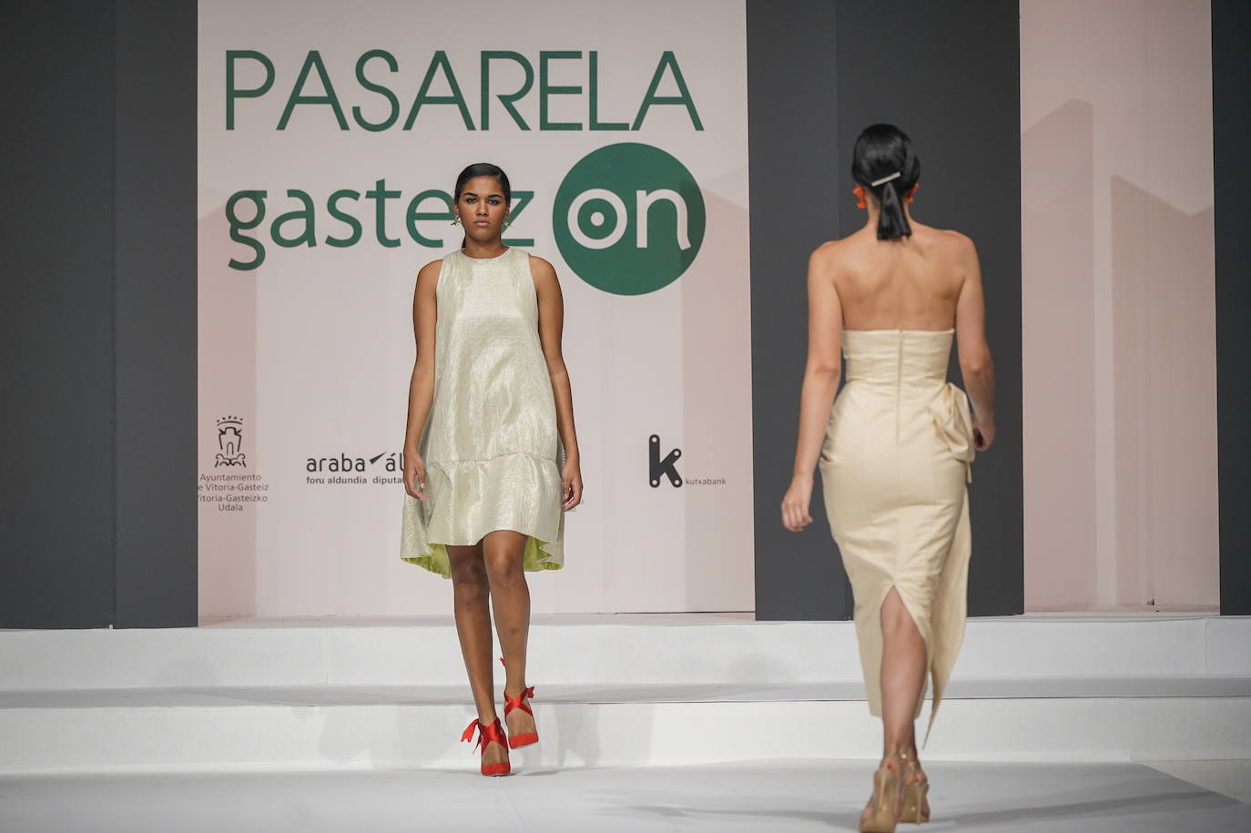 Dos modelos presentan otros tantos diseños de Jon Vaca.