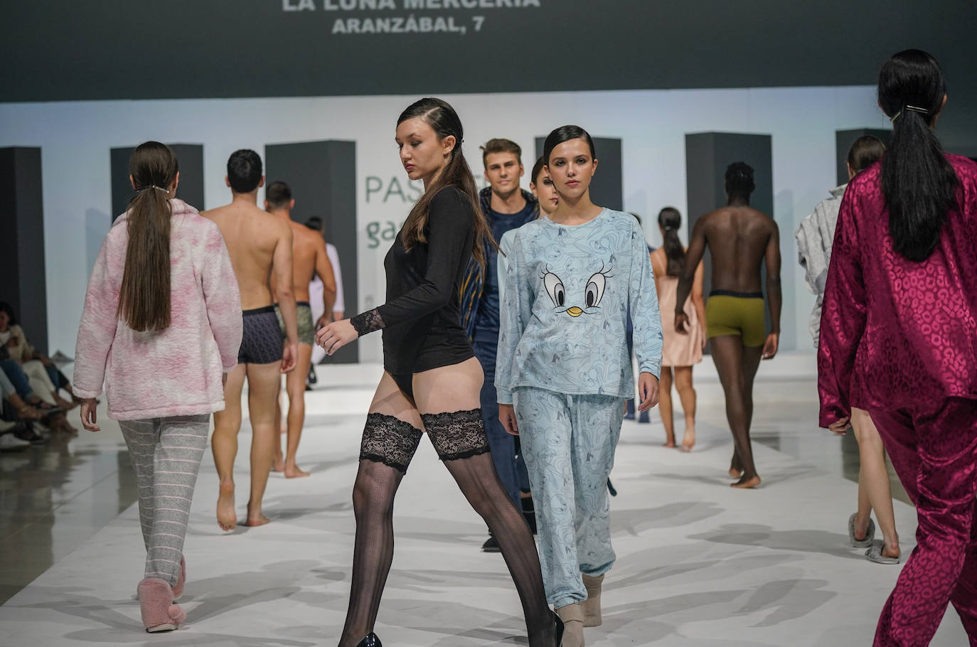 Los modelos, en el pase de ropa interior, pijamas y lencería.