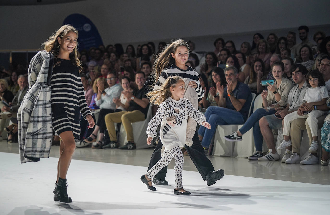 Los más pequeños también desfilaron para presentar las propuestas de ropa infantil y juvenil.