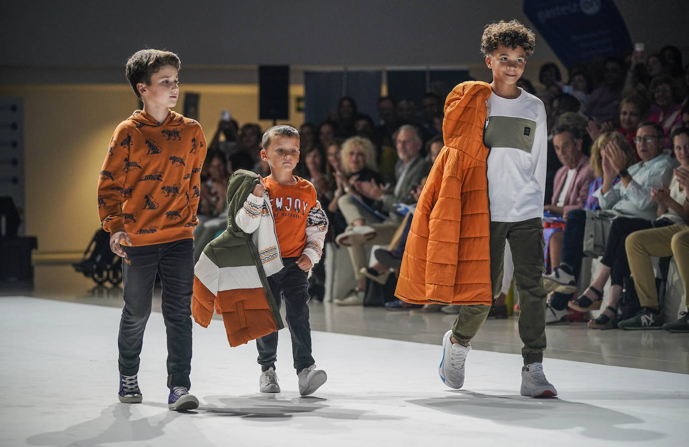 Los más pequeños también desfilaron para presentar las propuestas de ropa infantil y juvenil.