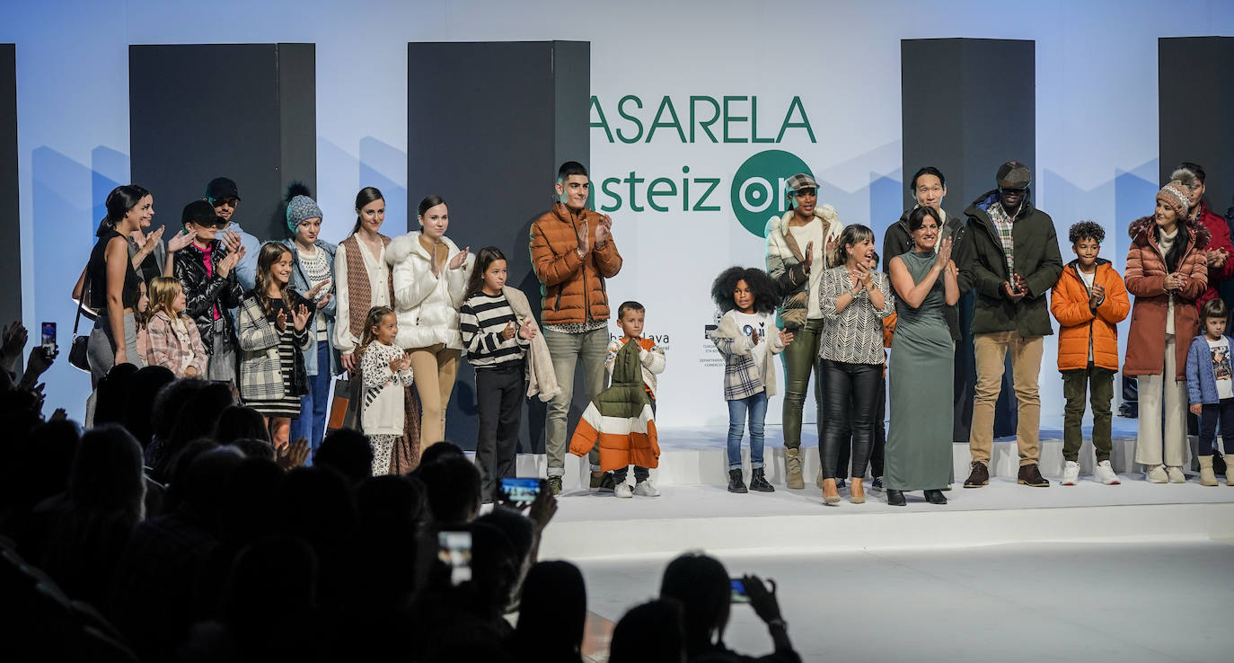 Saludo final de los modelos y comerciantes tras el pase final.