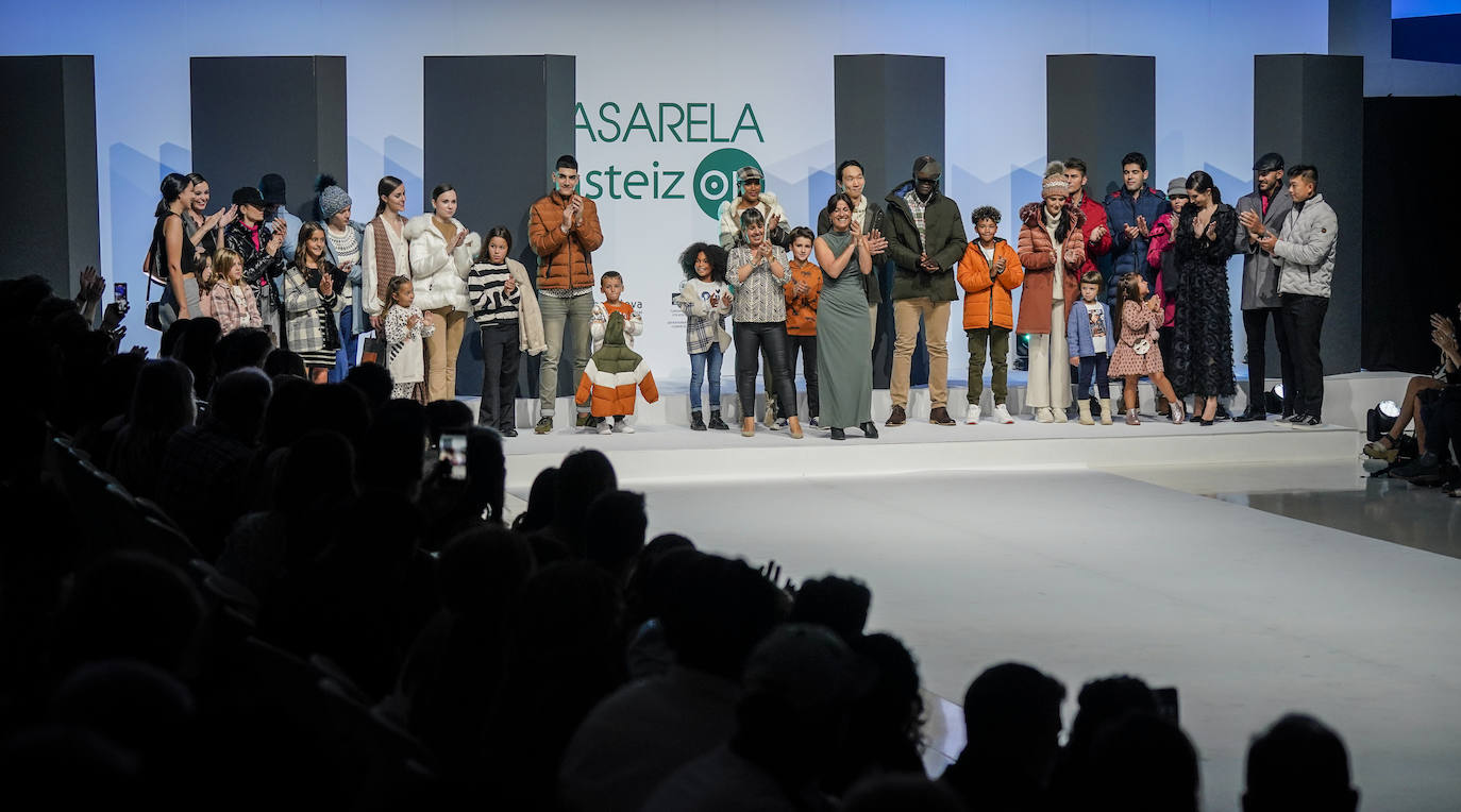 Entre los modelos que desfilaron hubo muchos jóvenes y numerosos niños.