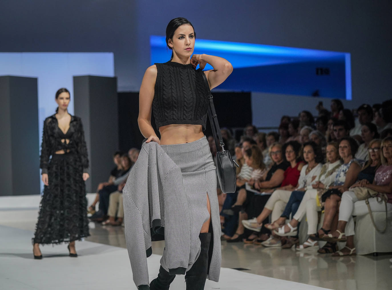 Las prendas de punto también dejan ver piel, pese al frío invernal.