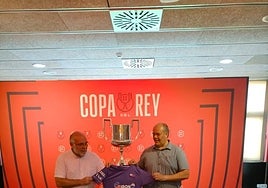 Representantes del Santurtzi junto a la Copa del Rey el día del sorteo