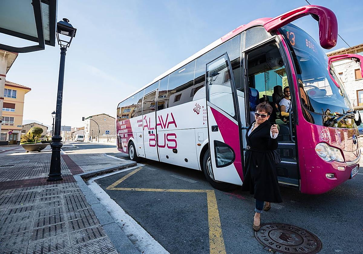 Una pasajera baja de un autocar de Alavabus.