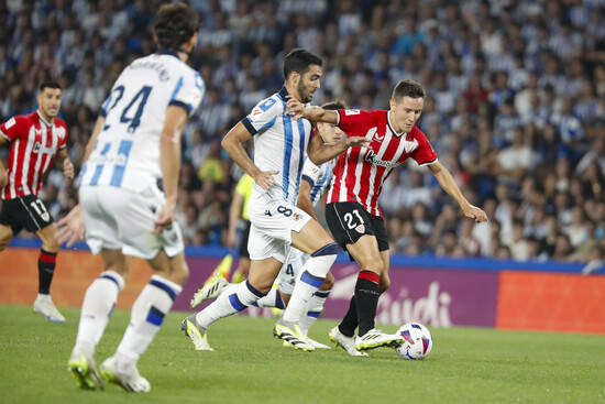 Ander Herrera conduce el balón en el derbi contra la Real en Anoeta.