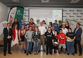 Foto conjunta de jugadores y representanes de las instituciones y entidades colaboradoras.