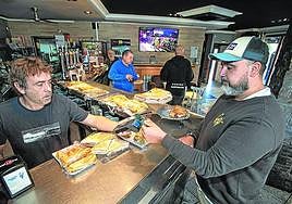 Un cliente abona su consumición con tarjeta en un establecimiento hostelero.