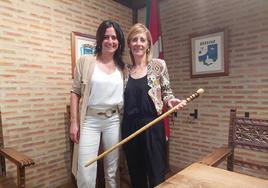 Idoia Otaduy, actual presidenta de la Mancomunidad, posa junto a la jeltzale Mireia Elkoroiribe