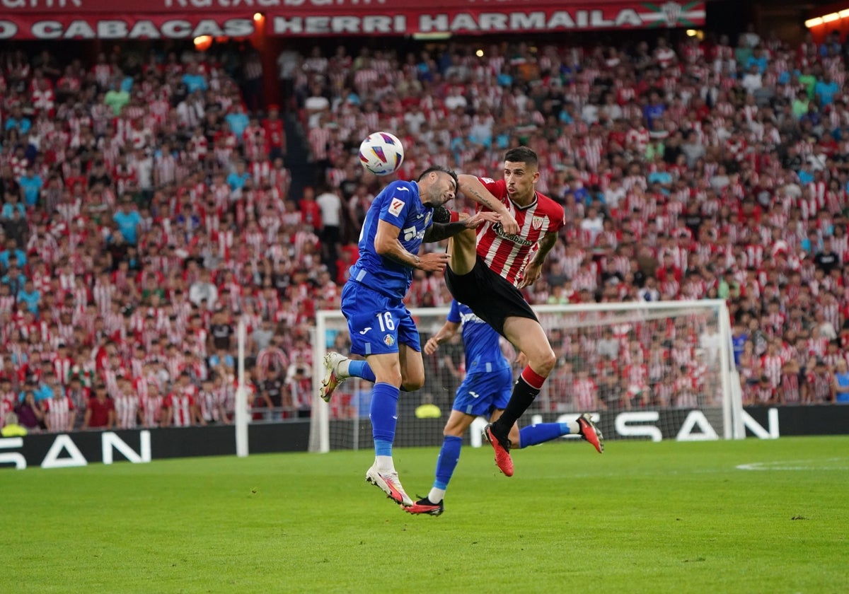 Jugada entre Sancet y Diego Rico que costó la expulsión al jugador del Athletic.