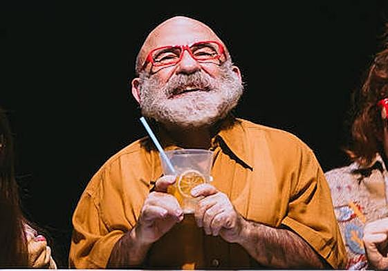 El actor Emilio Gavira, en el centro de la imagen en una imagen del montaje 'Supernormales'.