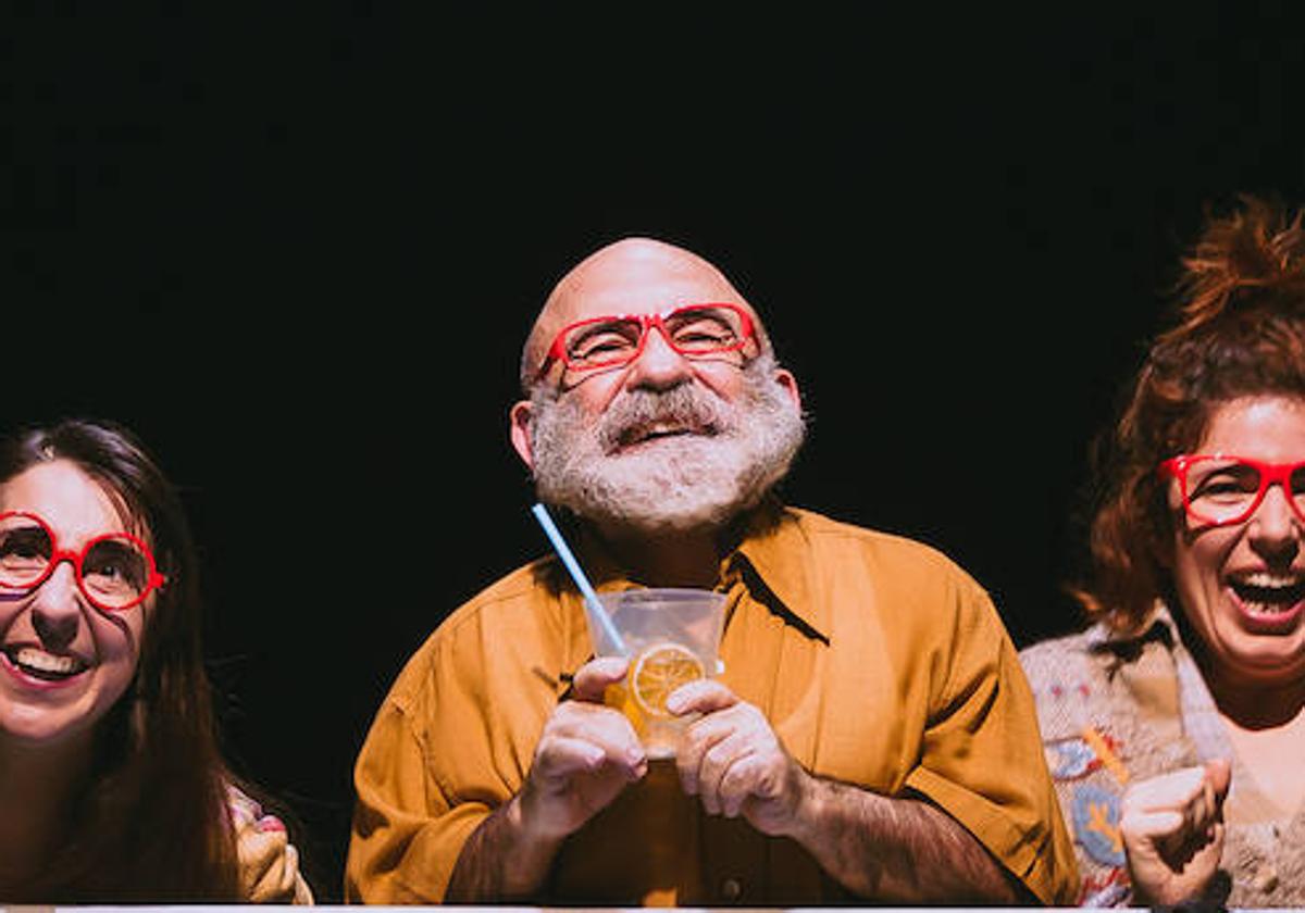 El actor Emilio Gavira, en el centro de la imagen en una imagen del montaje 'Supernormales'.