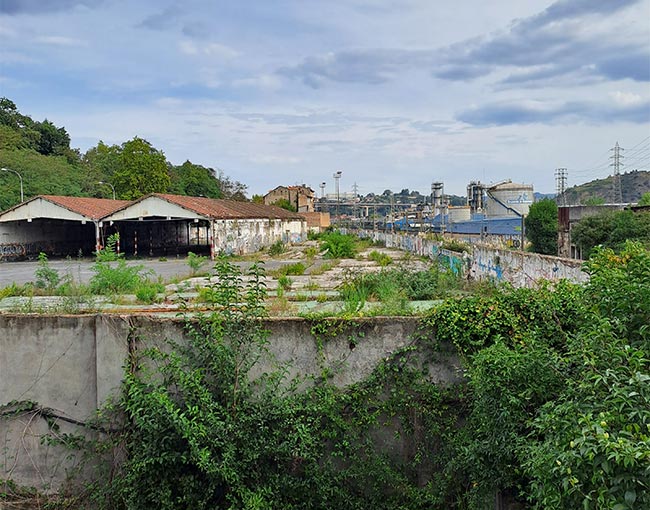 Terrenos que combinan el abandono y las ruinas con actual actividad industrial, lo que dificulta destinarlos a otro tipo de usos.