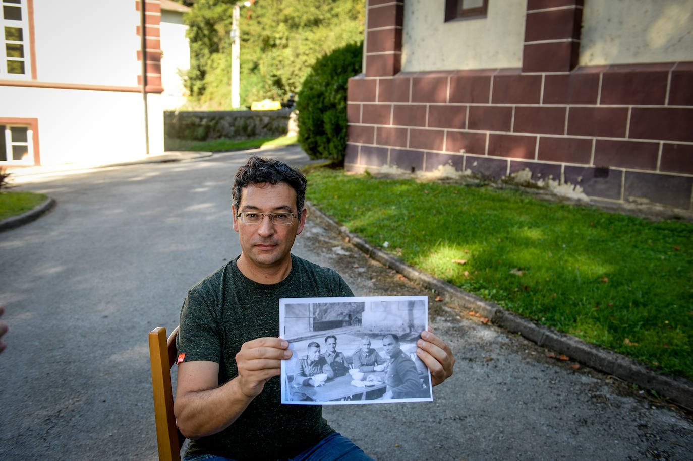 Imagen - Eduardo Diego sostiene la fotografía en el mismo lugar donde fue tomada hace unos 75 años.