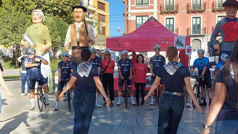 Roberto García, en elk centro, poco antes de dar comienzo al reto de recorrer 24 horas en bicicleta en el festival 'Bermeo Batera' de este fin de semana en la villa costera.