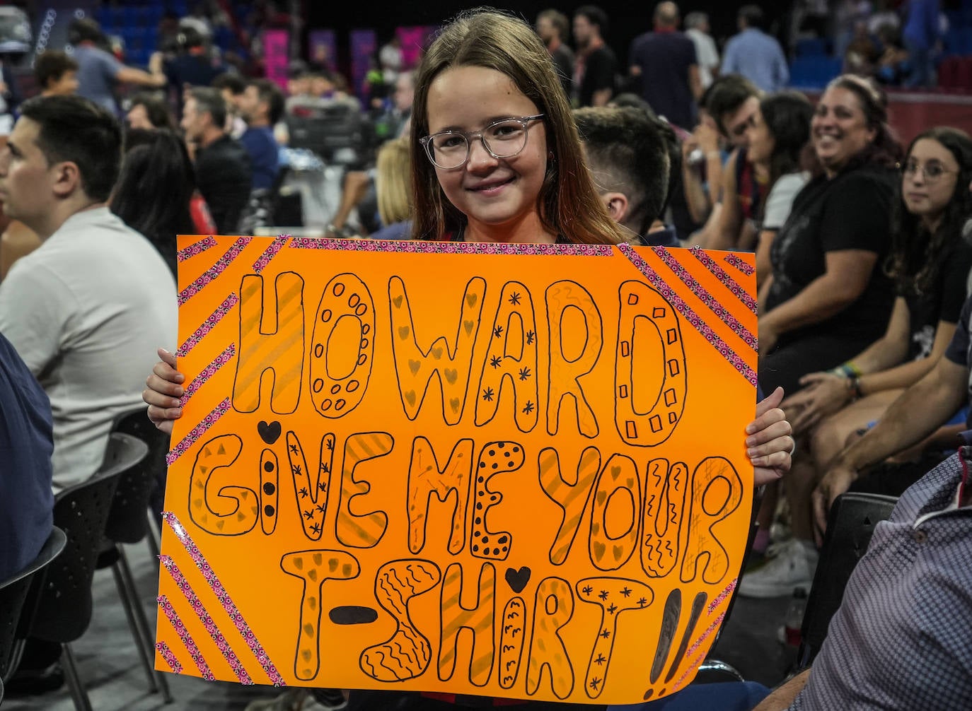 Una joven aficionada del Baskonia le pide su camiseta a Markus Howard.