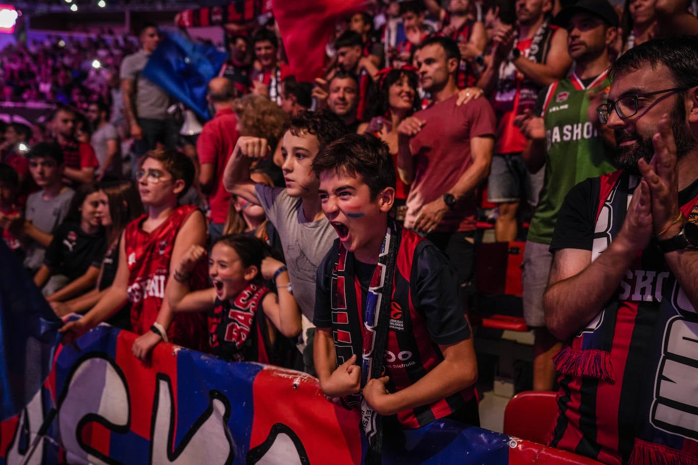 Más de 14.000 aficionados poblaron este viernes las gradas del Buesa Arena.