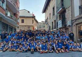 Foto de familia de todos los equipos del DRT al lado de su sede en Durango.