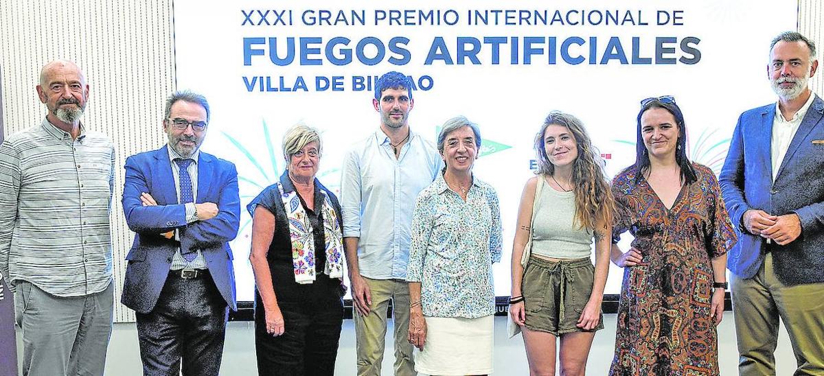 A la entrega de premios a estos espectadores acudieron los ganadores, Itziar Urtasun, concejala de Igualdad, Cooperación, Convivencia y Fiestas, Alberto Ruiz de Azúa, director del área de Fiestas del Ayuntamiento, Carmelo Lezana (El Corte Inglés), y Antonio Barrena (EL CORREO)t