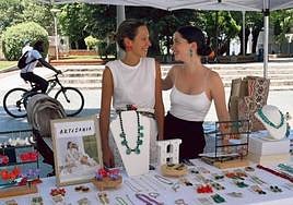 Nerea Aperribay y Zaloa Ferreiro en el Naiz Market de Durango
