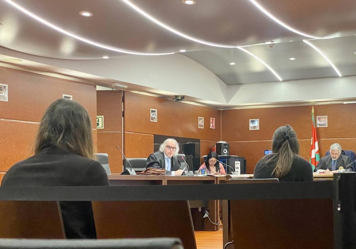 La joven atiende a las preguntas de su abogado durante la vista oral desarrollada en la Audiencia Provincial de Álava.