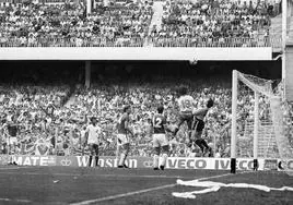 Las selecciones de Inglaterra y Francia disputan en el estadio de San Mamés un partido del Mundial de fútbol de España 1982.