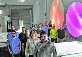 Asier Muinelo y Amaia Guerra, ambos en primer término, junto al resto del equipo de Suacara en su planta de Mungia.