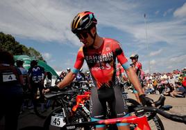 Mikel Landa coge su bicicleta durante la pasada Vuelta a España.