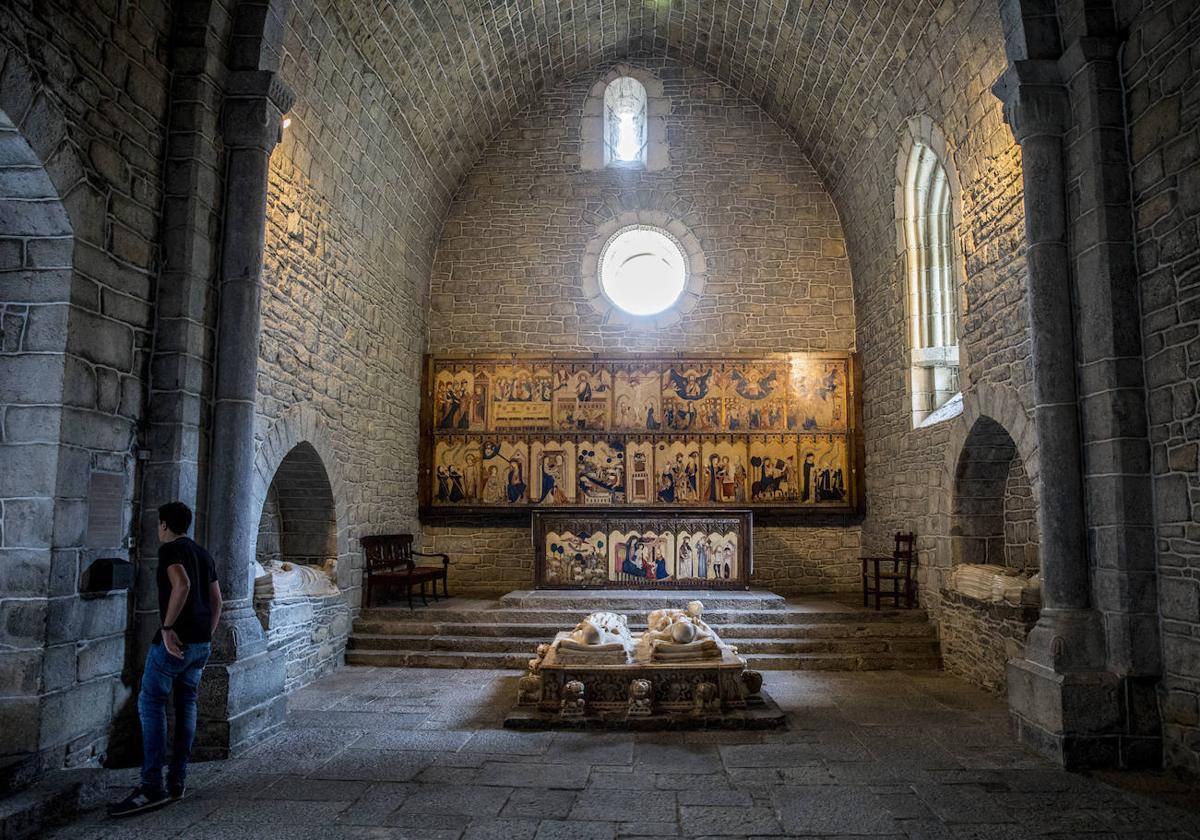 Los tres sepulcros de la capilla torre de Nuestra Señora del Cabello.