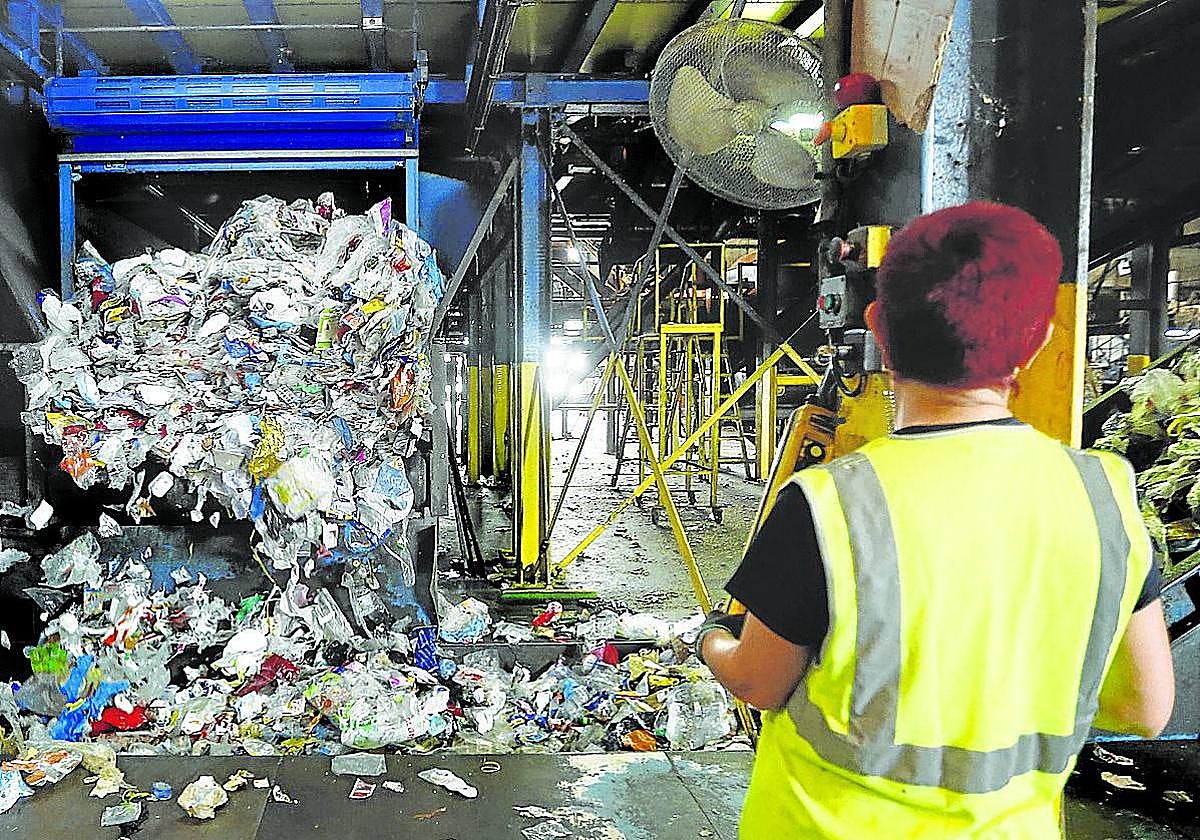 Gestión de residuos de plástico en una planta de tratamiento específico.