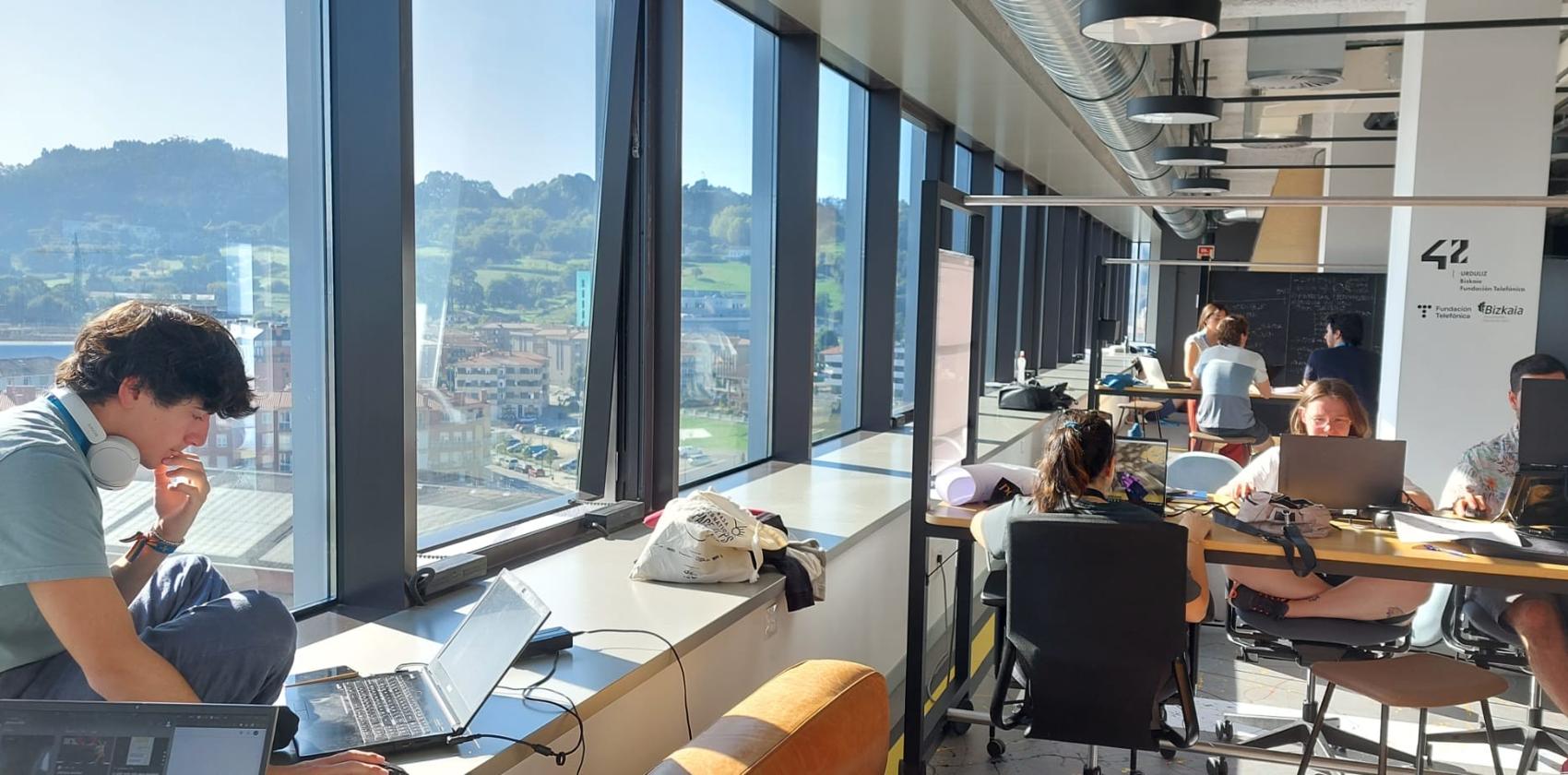 El campus 42 Urduliz trabajaba esta mañana en resolver retos planteados por la NASA.