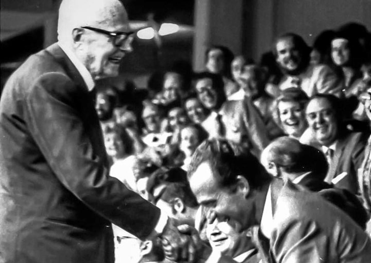 Imagen secundaria 1 - 1. Satrústegui, delantero centro con España, busca el remate en el choque ante Irlanda del Norte. 2. Juan Carlos I saluda al presidente de la República italiana, Sandro Pertini en el palco del Bernabéu el día de la final. El dirigente transalpino se comportó como un auténtico 'tiffosi' durante el choque decisivo entre Italia y Alemania. 3. Dino Zoff, portero de la selección italiana, levanta el trofeo de campeón del mundo.