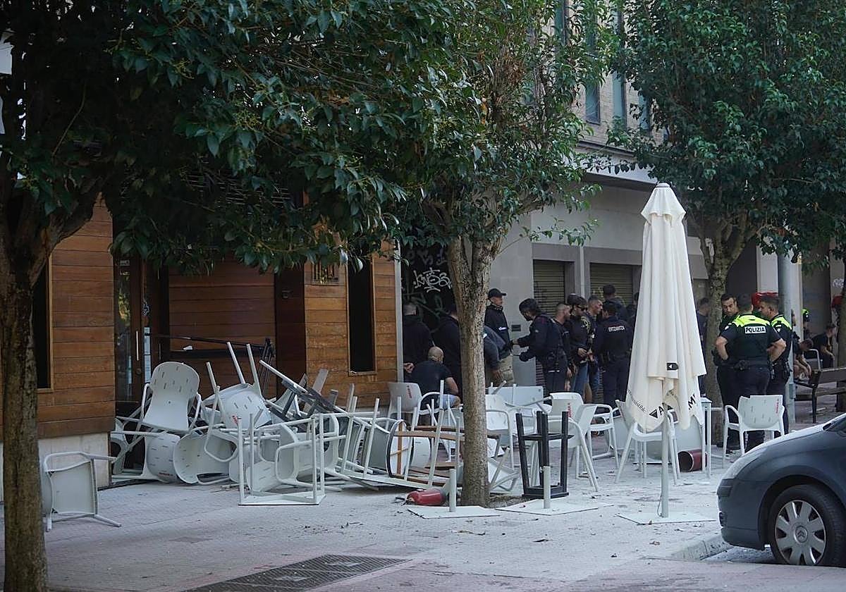 70 encapuchados atacan a un grupo de hinchas del Betis en un bar de Vitoria