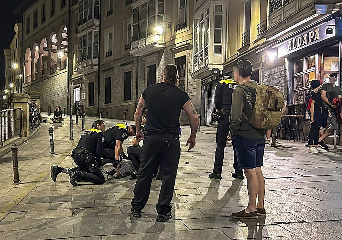Agentes locales reducen al varón sospechoso de amenazar con una navaja a un portero de la 'Cuchi'.