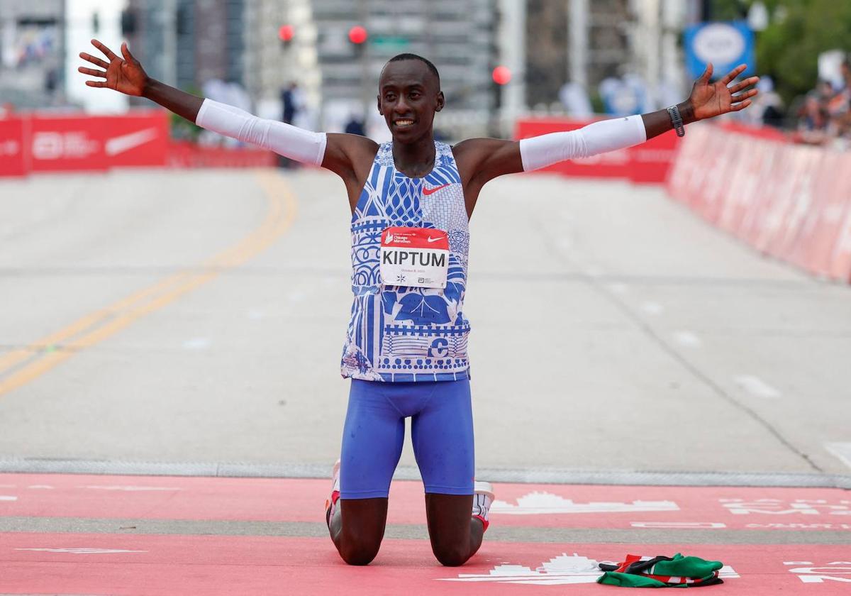 Kiptum, de rodillas tras lograr su enorme marca en el maratón de Chicago.