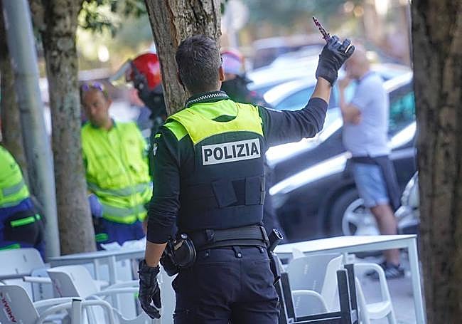 Un agente de Policía Local sostiene una navaja en el lugar de los hechos.