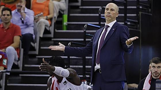 Peñarroya, molesto con la mesa arbitral. «Es la primera vez que veo una técnica así»