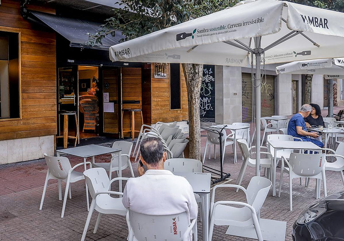 El bar de la calle Abendaño ha recuperado la normalidad este lunes.